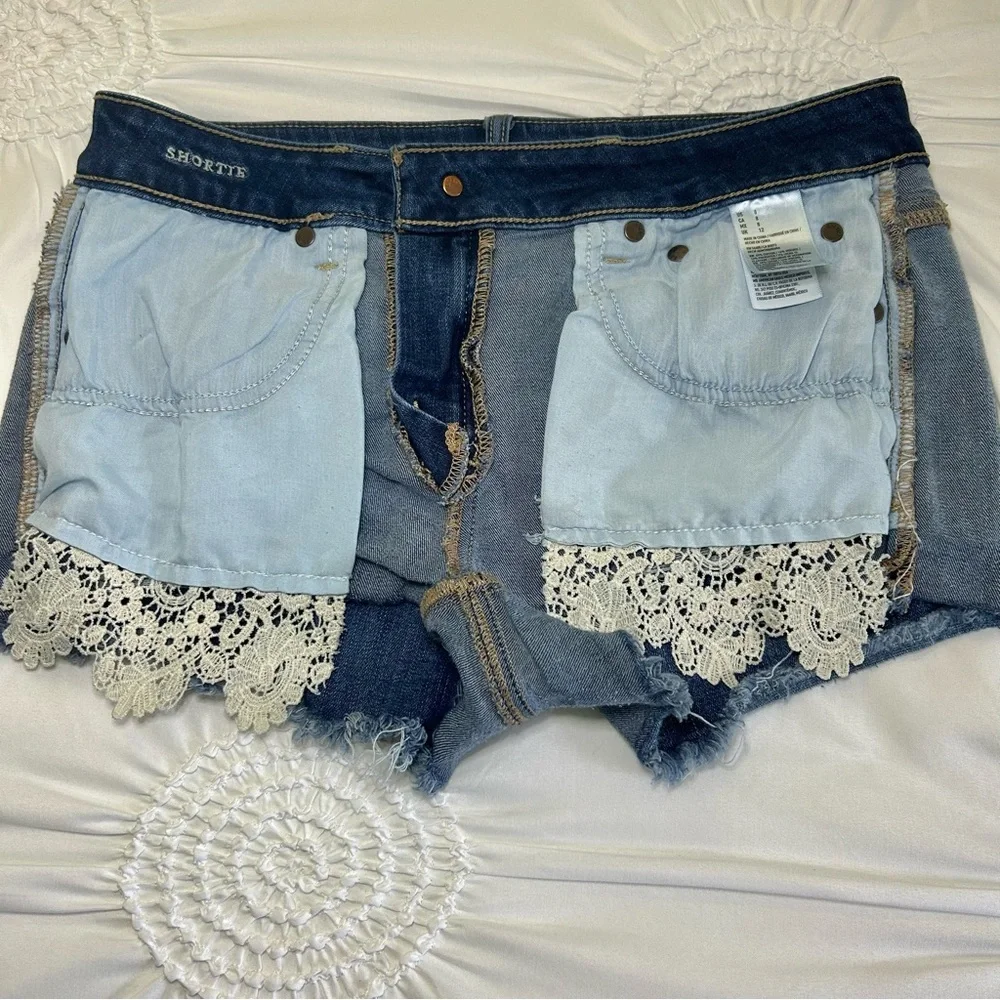 American Eagle Denim & Cream Lace Pocket Frayed Hem Shortie Jean Shorts Size 8